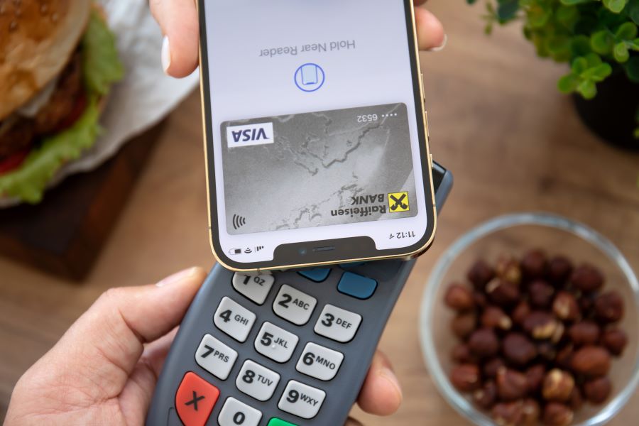 A customer paying contactless with a Mobile wallet app.